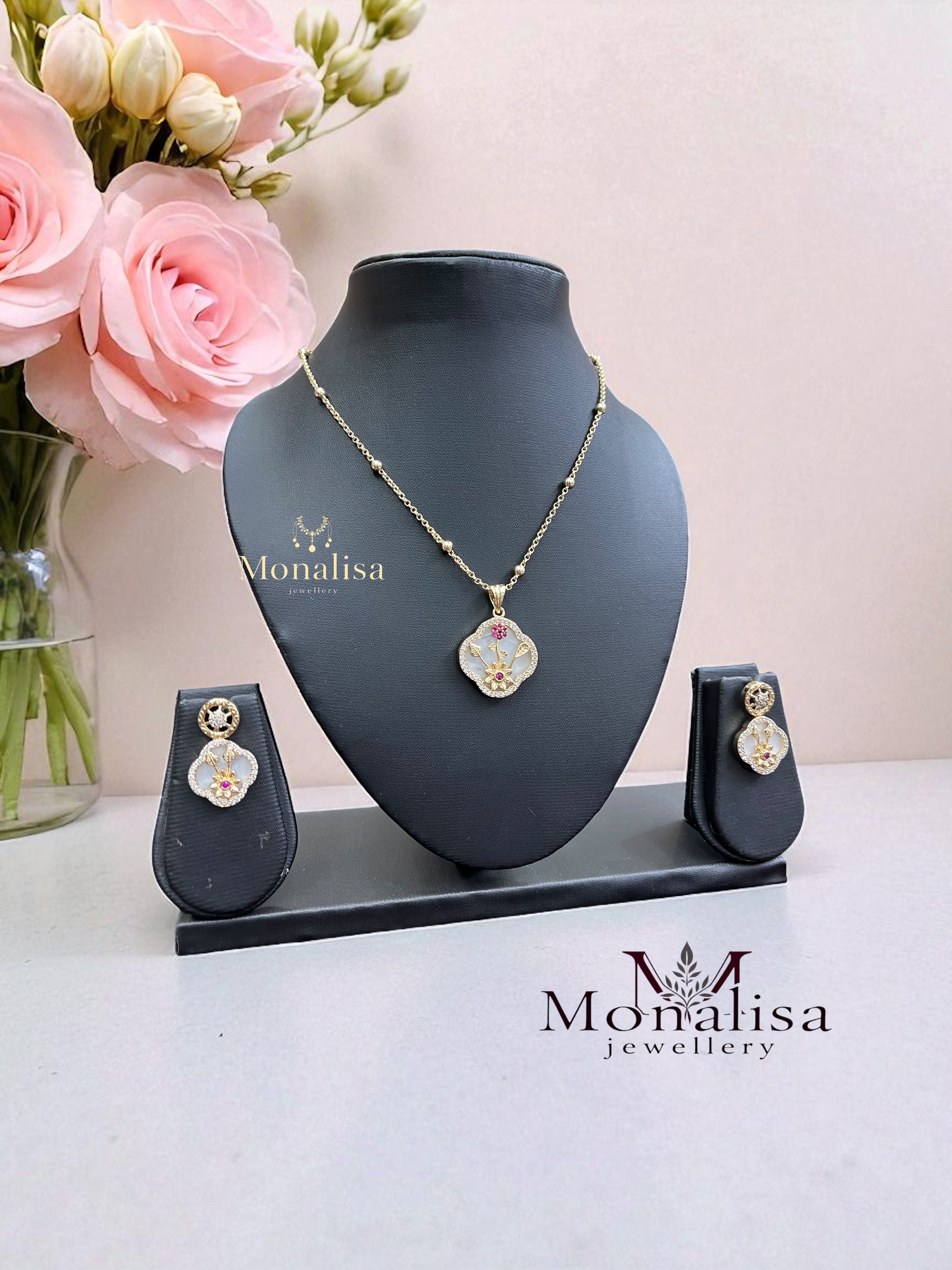 M.O.P Vaski Pendant Set