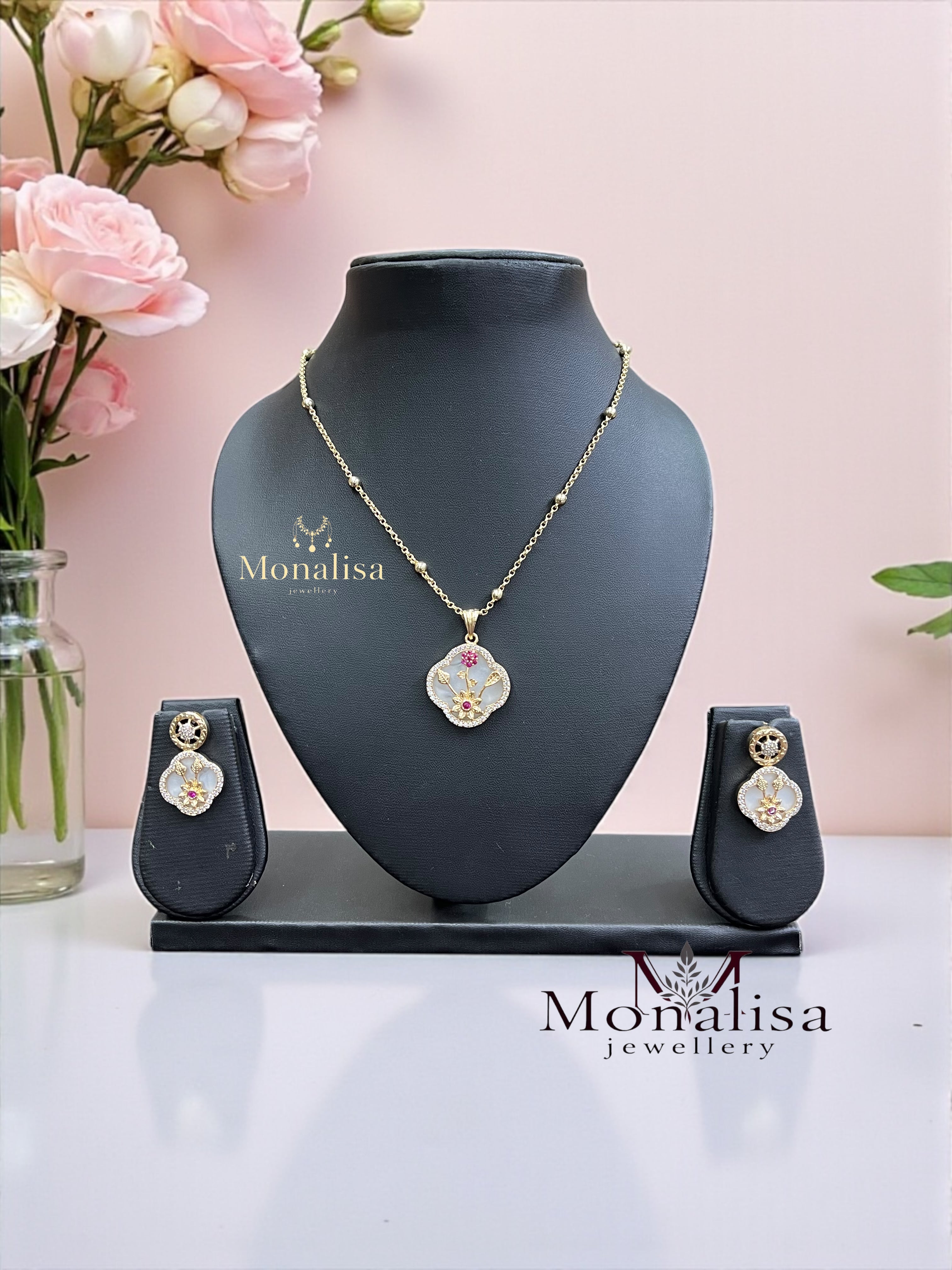 M.O.P Vaski Pendant Set